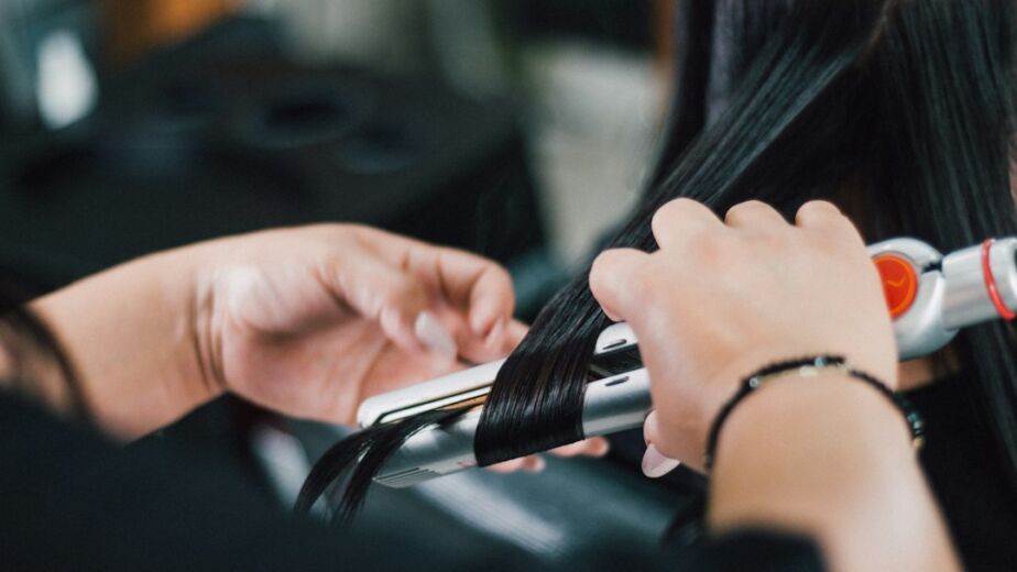 Profi-Glätteisen versiegelt Keratin Strähne für Strähne im Salon – Keratin Behandlung bei 2B for Hair Zürich
