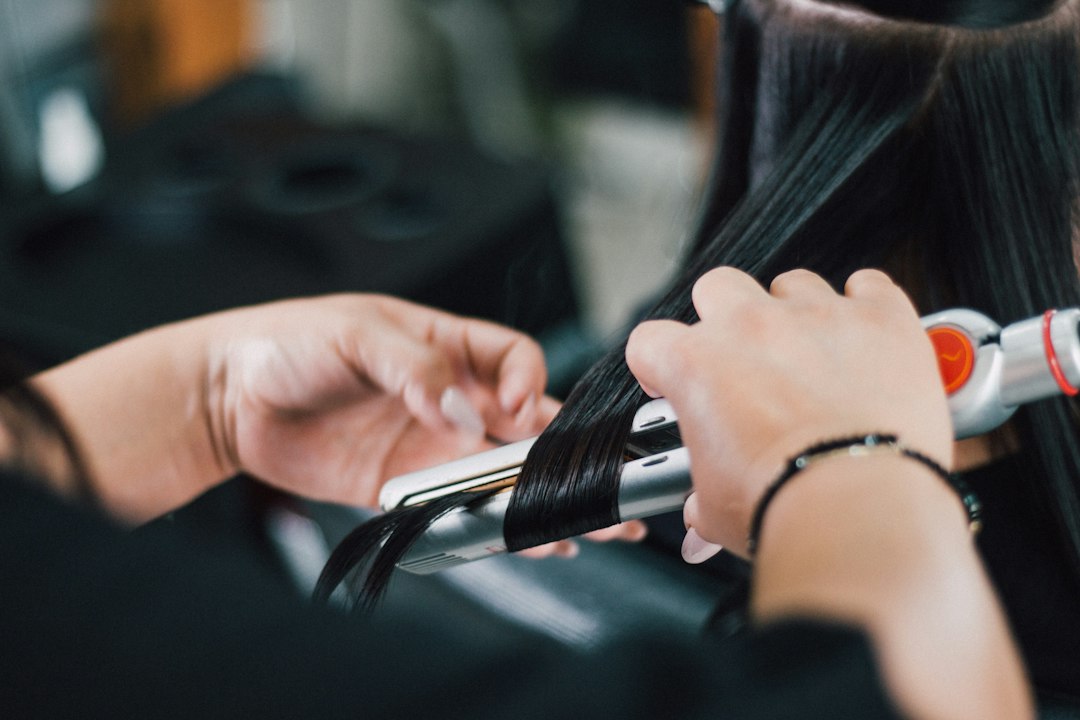 Profi-Glätteisen versiegelt Keratin Strähne für Strähne im Salon – Keratin Behandlung bei 2B for Hair Zürich