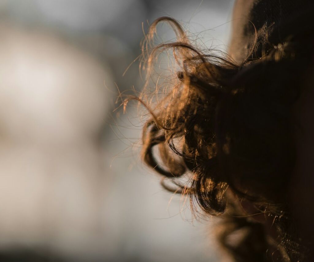 Strapaziertes, poröses Haar mit Frizz und aufgerauter Haaroberfläche als Ausgangslage für Haarbotox