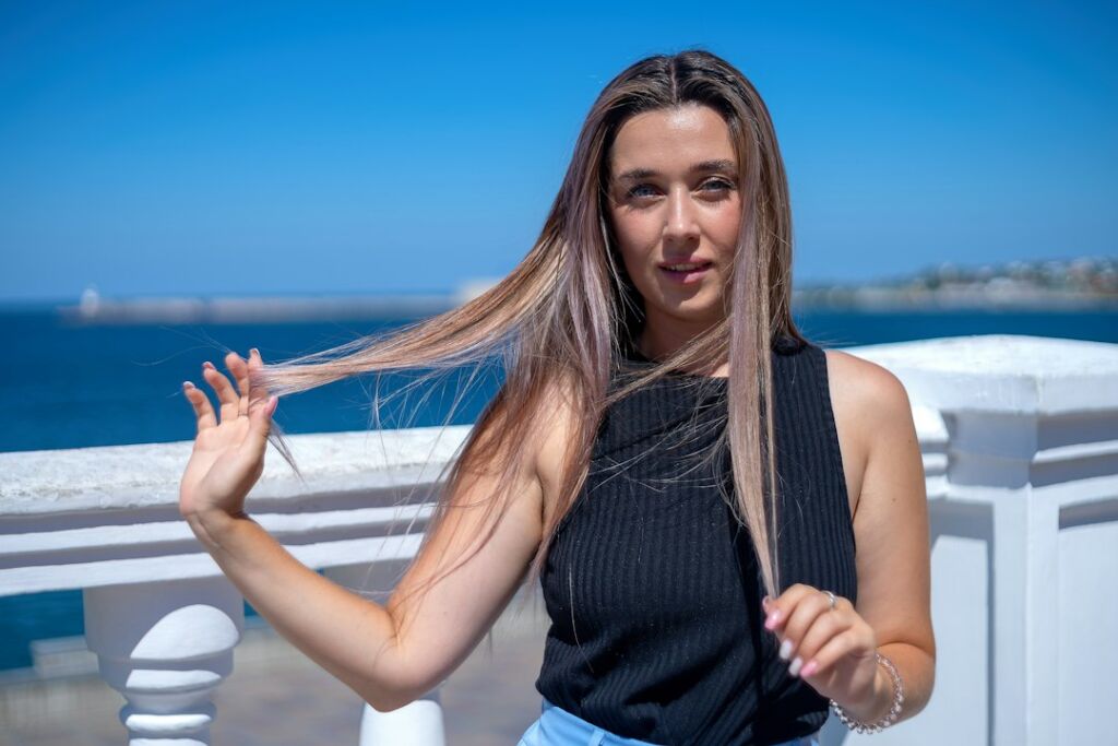 Frau mit glattem, glänzendem Haar nach einer Keratin Behandlung im Salon